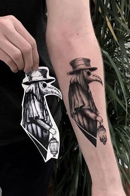 Hình xăm bác sĩ dịch hạch trên cẳng tay, phong cách blackwork chi tiết, ảnh độ phân giải HD.
