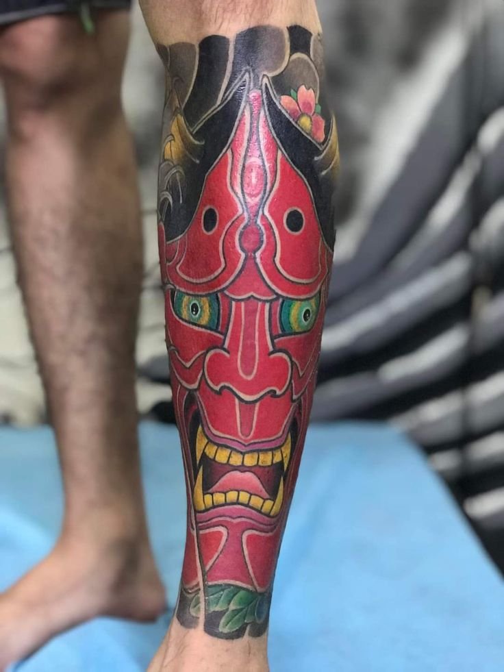 Hình xăm mặt nạ Hannya trên chân, phong cách màu sắc, chi tiết sắc nét, độ phân giải HD.