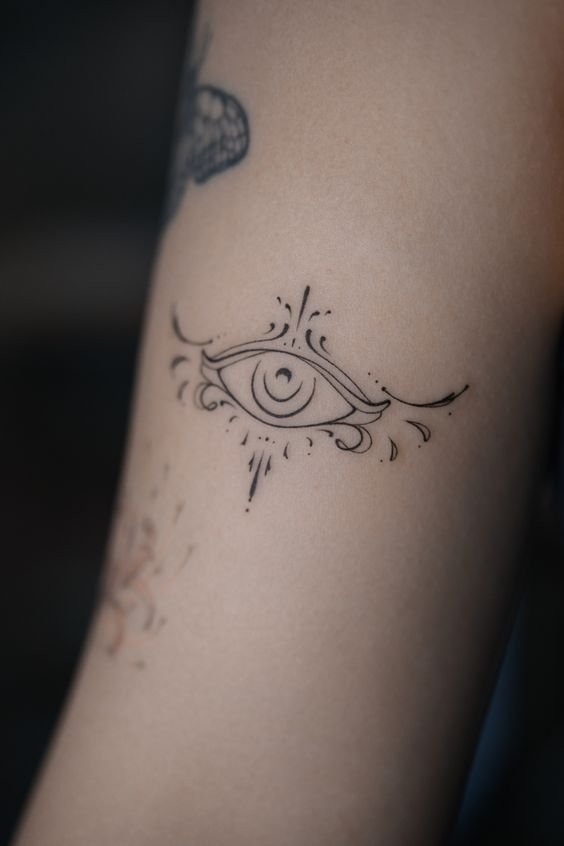 Hình xăm mắt phong cách blackwork trên tay, chi tiết rõ nét, độ phân giải cao.