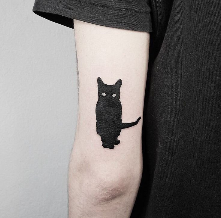 Hình xăm mèo đen trên tay, phong cách blackwork, chi tiết rõ nét, độ phân giải cao.
