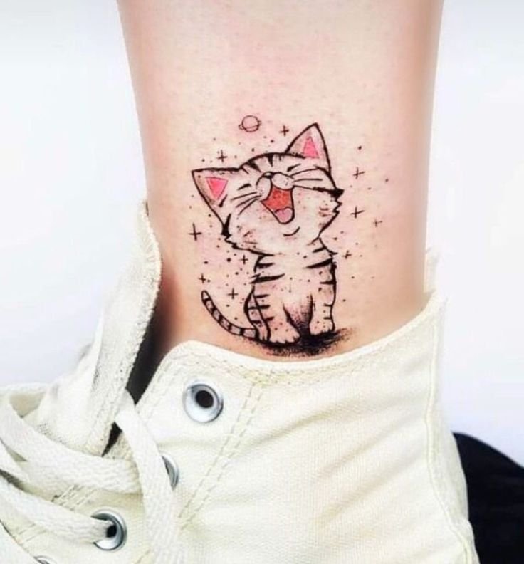 Hình xăm mèo mini ở cổ chân, phong cách dễ thương, chi tiết sắc nét, độ phân giải cao.