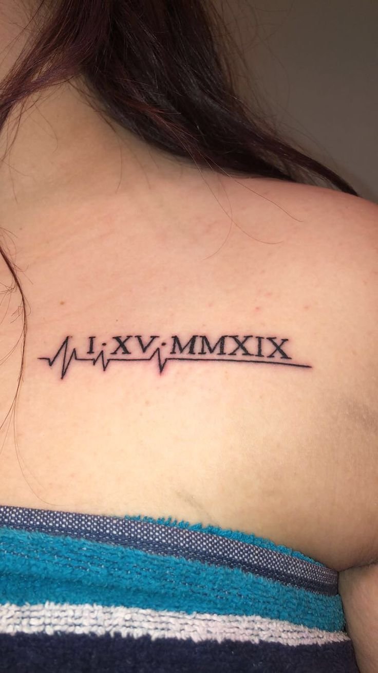 ý tưởng hình xăm vai kiểu chữ số La Mã Hình xăm chữ số La Mã và nhịp tim trên vai, phong cách blackwork, chi tiết rõ ràng, độ phân giải HD.