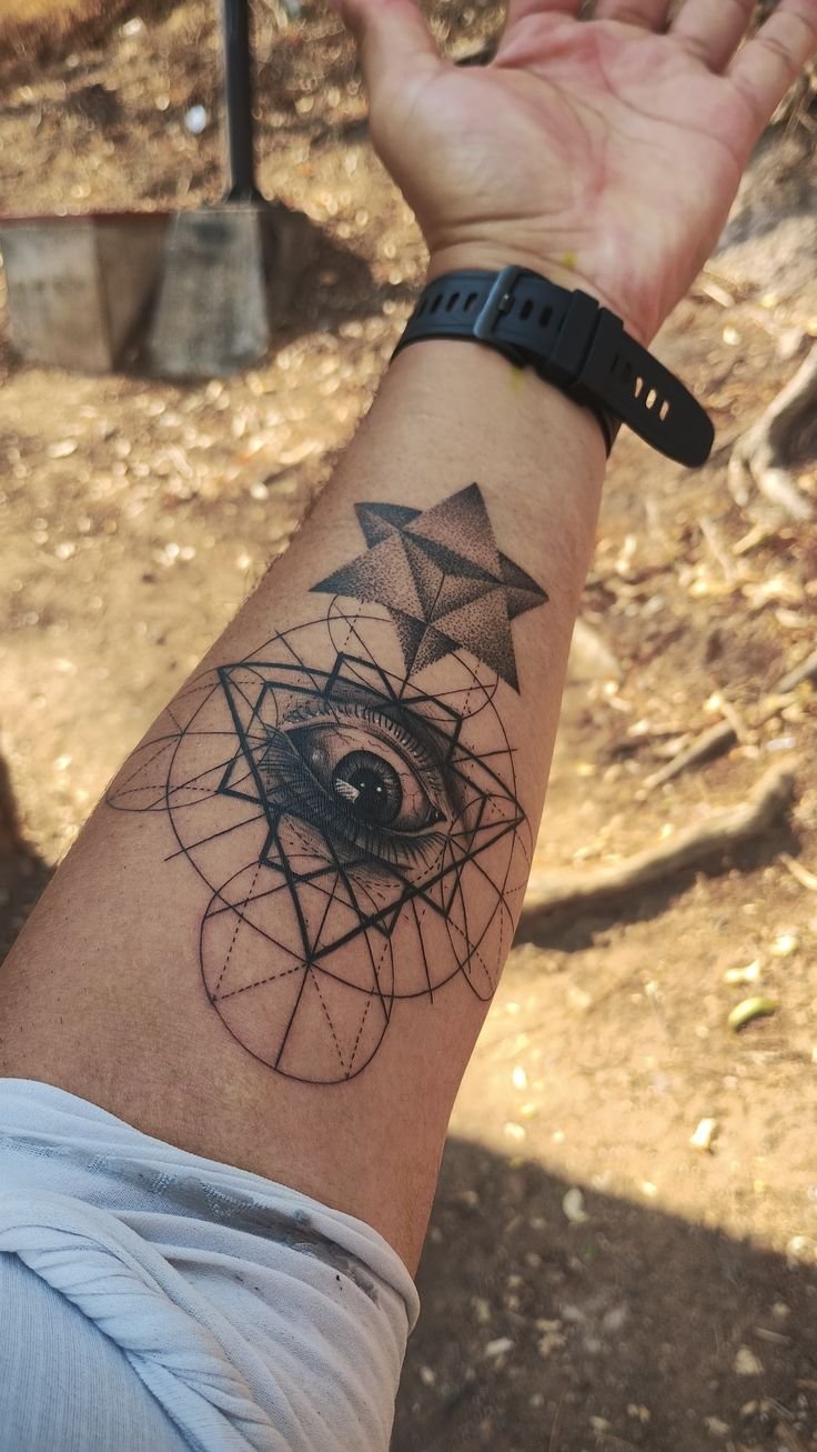 Hình xăm mắt hình học trên cánh tay, phong cách blackwork chi tiết, ảnh HD.