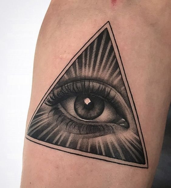 Hình xăm con mắt trong tam giác, phong cách blackwork, trên bắp tay, chi tiết rõ nét, độ phân giải HD.